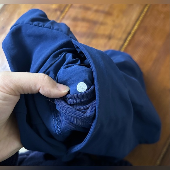 Women's Lululemon On The Fly Short Size 12 - Picture 12 of 14